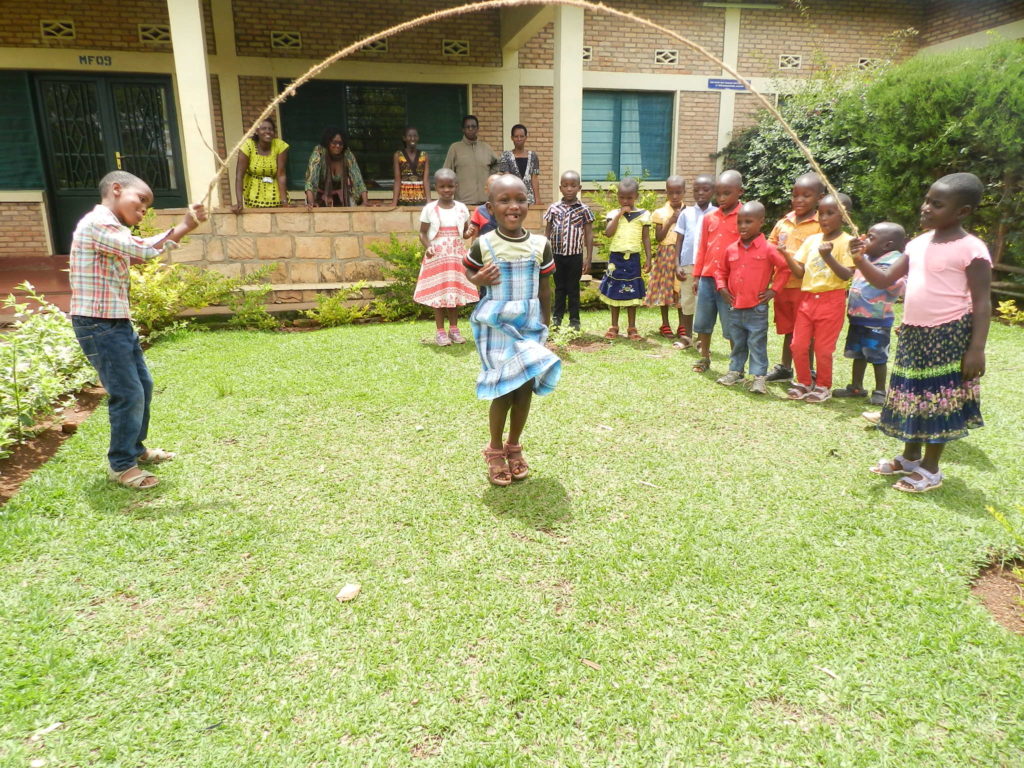 Children-playing-rope-skipping