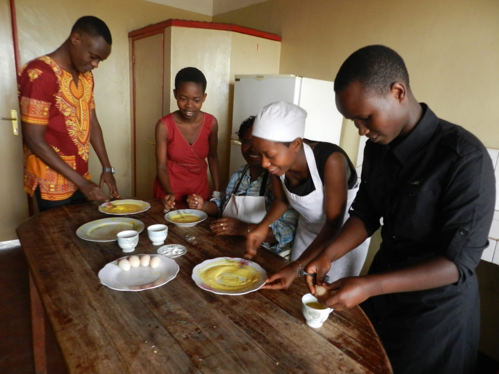 Des-jeunes-qui-aident-leurs-mères-SOS-à-cuisiner