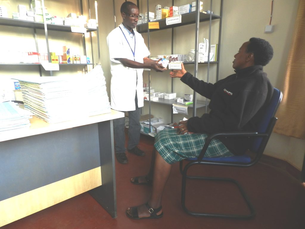 Un-patient-recevant-des-médicaments-de-la-pharmacie-du-CM-SOS-Rutana