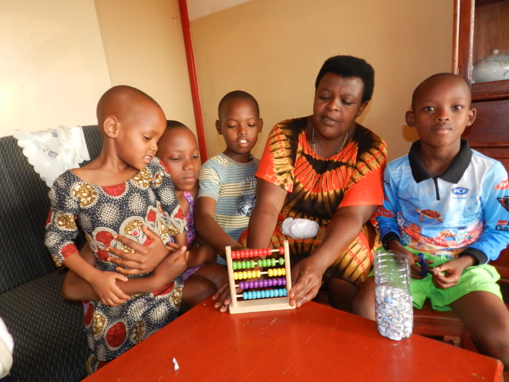 Une-mère-SOS-enseigne-le-comptage-à-ses-enfants